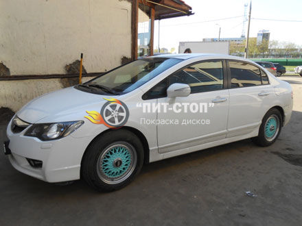 Покрашенные диски на машине два цвета