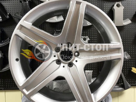 Мерседес AMG цвет серебро оригинал без искры